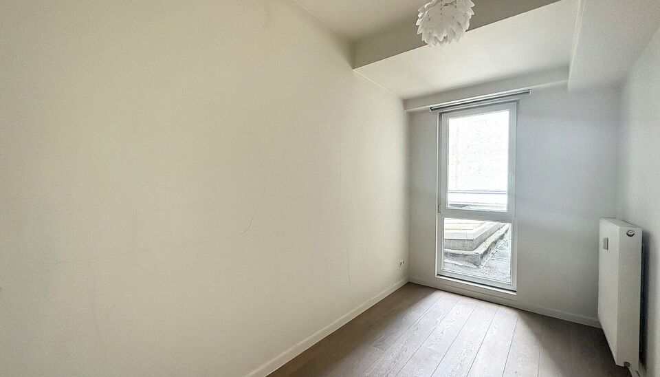 Ontdek dit ruim en lichtrijk starters appartement dichtbij het centrum van Antwerpen met een absolute topscore qua mobiliteit. Ruime en lichtrijke eet-, en woonkamer (ca. 30m²) op parketvloer met open ingerichte keuken voorzien van keramische kookplaat,