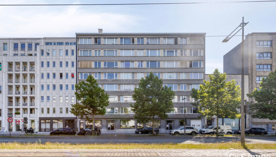 Ontdek dit ruim en lichtrijk starters appartement dichtbij het centrum van Antwerpen met een absolute topscore qua mobiliteit. Ruime en lichtrijke eet-, en woonkamer (ca. 30m²) op parketvloer met open ingerichte keuken voorzien van keramische kookplaat,