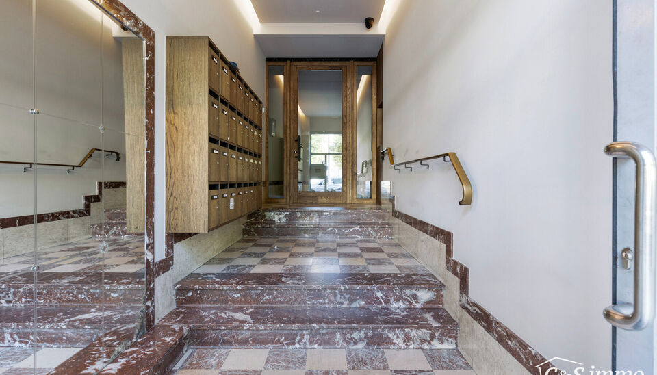 Ontdek dit ruim en lichtrijk starters appartement dichtbij het centrum van Antwerpen met een absolute topscore qua mobiliteit. Ruime en lichtrijke eet-, en woonkamer (ca. 30m²) op parketvloer met open ingerichte keuken voorzien van keramische kookplaat,