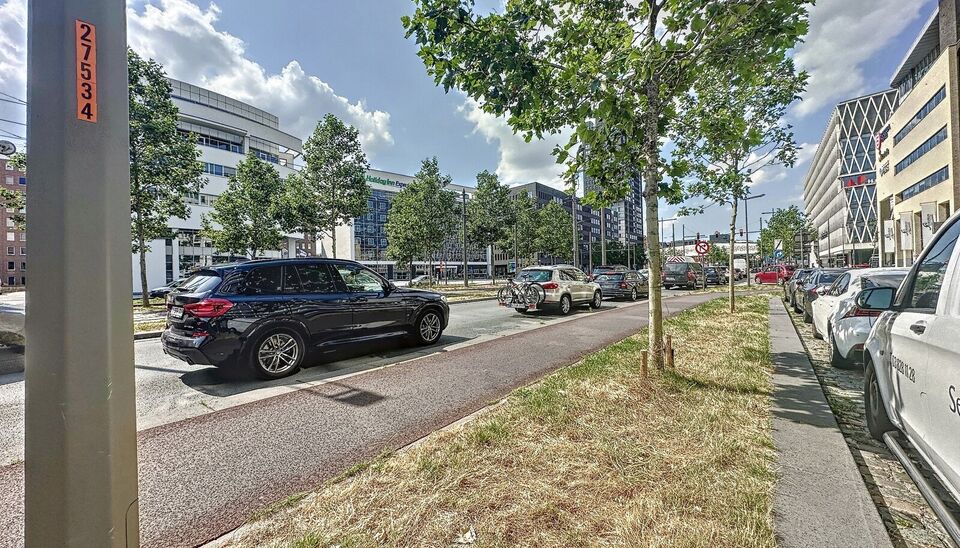 Ontdek dit ruim en lichtrijk starters appartement dichtbij het centrum van Antwerpen met een absolute topscore qua mobiliteit. Ruime en lichtrijke eet-, en woonkamer (ca. 30m²) op parketvloer met open ingerichte keuken voorzien van keramische kookplaat,