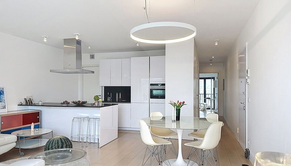 In het charmante en levendige Zurenborg, één van de meest gegeerde wijken van Antwerpen, bevindt zich dit stijlvol appartement (bouwjaar 2016) op de derde verdieping van een verzorgd gebouw met lift. Het appartement biedt een lichtrijke leefruimte op pa