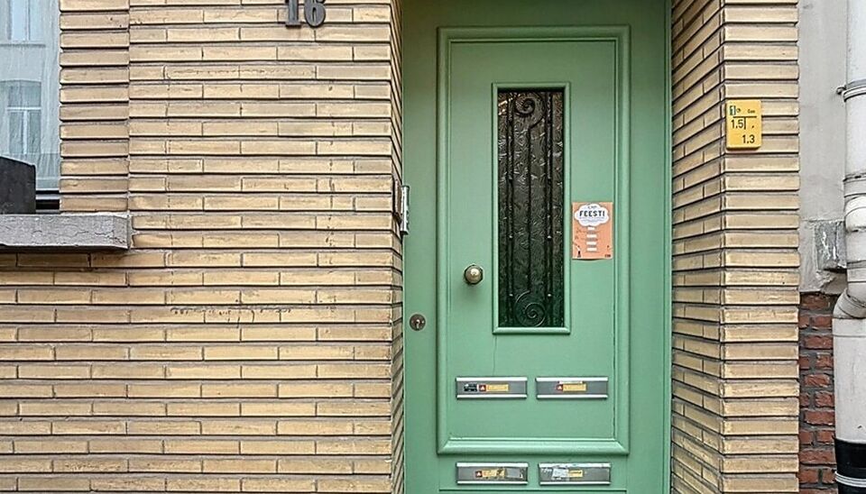 Bij het betreden van dit volledig gerenoveerde appartement wordt u verwelkomd in een stijlvolle inkomhal met een elegante, afgeronde deuropening.
Direct aan de inkom bevindt zich een bureauruimte met parketlaminaat en een gloednieuw raam, ideaal voor thui