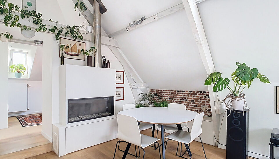 In een voormalige neoclassicistische burgerwoning, volledig gerenoveerd en omgevormd tot een kleinschalig appartementsgebouw met EPC-label B, vind je dit stijlvolle appartement van 57 m². Instapklaar wonen in het hart van Antwerpen!
Het appartement bevi