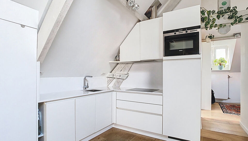 In een voormalige neoclassicistische burgerwoning, volledig gerenoveerd en omgevormd tot een kleinschalig appartementsgebouw met EPC-label B, vind je dit stijlvolle appartement van 57 m². Instapklaar wonen in het hart van Antwerpen!
Het appartement bevi