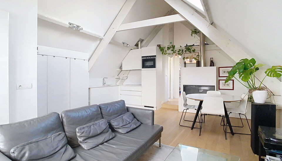 In een voormalige neoclassicistische burgerwoning, volledig gerenoveerd en omgevormd tot een kleinschalig appartementsgebouw met EPC-label B, vind je dit stijlvolle appartement van 57 m². Instapklaar wonen in het hart van Antwerpen!
Het appartement bevi