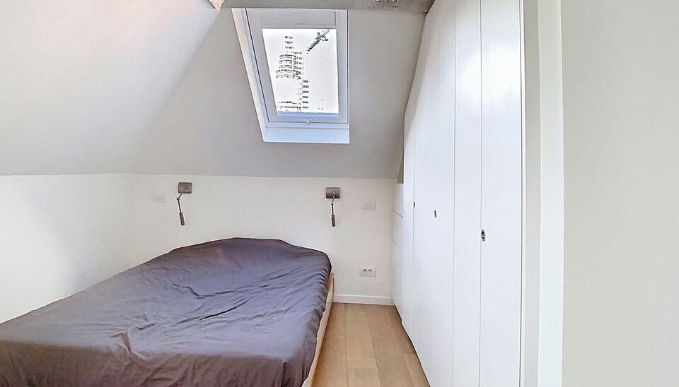 In een voormalige neoclassicistische burgerwoning, volledig gerenoveerd en omgevormd tot een kleinschalig appartementsgebouw met EPC-label B, vind je dit stijlvolle appartement van 57 m². Instapklaar wonen in het hart van Antwerpen!
Het appartement bevi