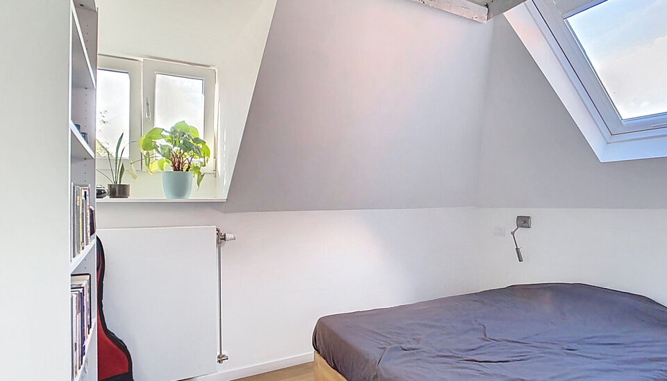 In een voormalige neoclassicistische burgerwoning, volledig gerenoveerd en omgevormd tot een kleinschalig appartementsgebouw met EPC-label B, vind je dit stijlvolle appartement van 57 m². Instapklaar wonen in het hart van Antwerpen!
Het appartement bevi