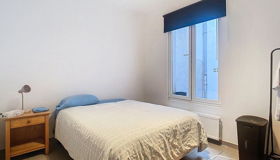 Instapklaar hoekappartement met zonne dakterras op toplocatie aan UA. Ideaal voor starters of investeerders
In dit verzorgde gebouw, aan de rustige achterzijde op de eerste verdieping, bevindt zich dit charmante hoekappartement.
Via de beveiligde inkomdeu