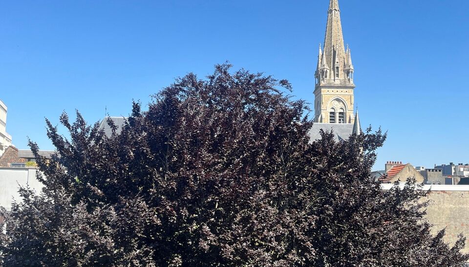 Instapklaar hoekappartement met zonne dakterras op toplocatie aan UA. Ideaal voor starters of investeerders
In dit verzorgde gebouw, aan de rustige achterzijde op de eerste verdieping, bevindt zich dit charmante hoekappartement.
Via de beveiligde inkomdeu