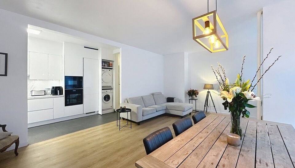 Ontdek dit prachtig gerenoveerde appartement op de eerste verdieping van een goed onderhouden gebouw vlakbij Wilrijk.
De ruime inkomhal biedt directe toegang tot alle vertrekken en creëert meteen een gevoel van ruimte en comfort.

Dankzij de hoekligging 