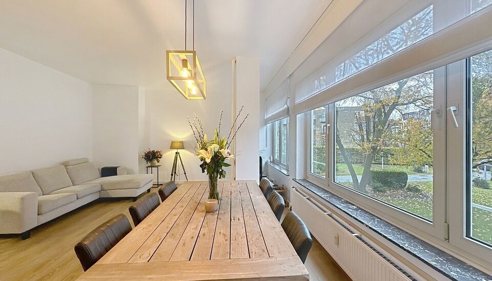 Ontdek dit prachtig gerenoveerde appartement op de eerste verdieping van een goed onderhouden gebouw vlakbij Wilrijk.
De ruime inkomhal biedt directe toegang tot alle vertrekken en creëert meteen een gevoel van ruimte en comfort.

Dankzij de hoekligging 