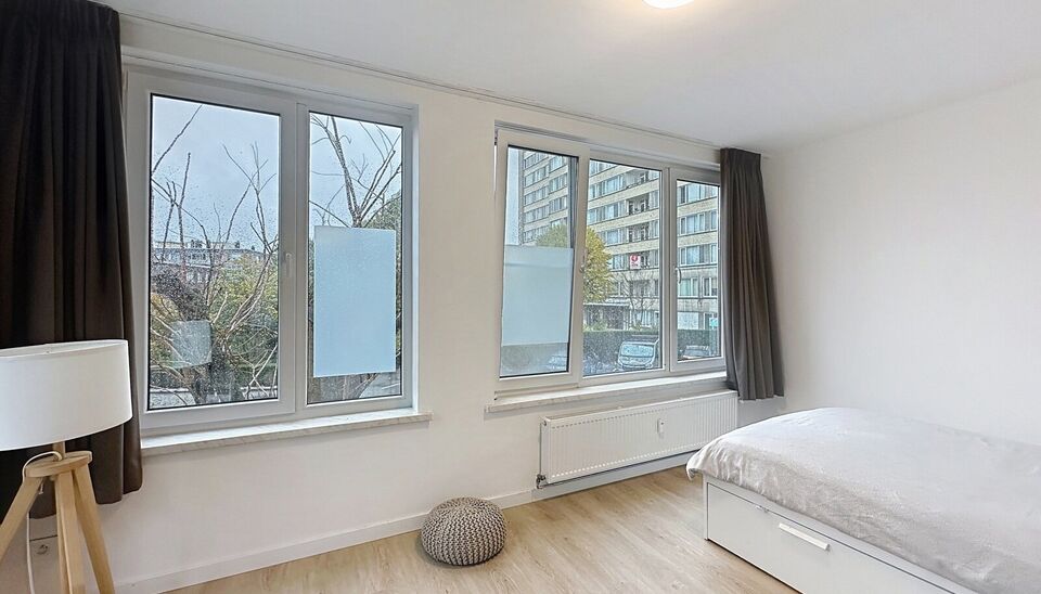 Ontdek dit prachtig gerenoveerde appartement op de eerste verdieping van een goed onderhouden gebouw vlakbij Wilrijk.
De ruime inkomhal biedt directe toegang tot alle vertrekken en creëert meteen een gevoel van ruimte en comfort.

Dankzij de hoekligging 