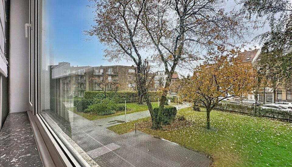 Ontdek dit prachtig gerenoveerde appartement op de eerste verdieping van een goed onderhouden gebouw vlakbij Wilrijk.
De ruime inkomhal biedt directe toegang tot alle vertrekken en creëert meteen een gevoel van ruimte en comfort.

Dankzij de hoekligging 