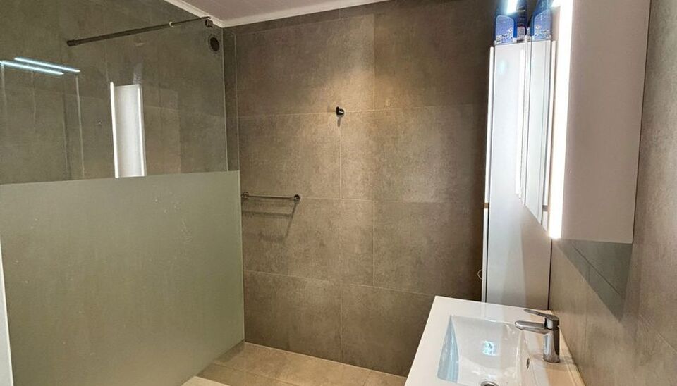 Ontdek dit prachtig gerenoveerde appartement op de eerste verdieping van een goed onderhouden gebouw vlakbij Wilrijk.
De ruime inkomhal biedt directe toegang tot alle vertrekken en creëert meteen een gevoel van ruimte en comfort.

Dankzij de hoekligging 