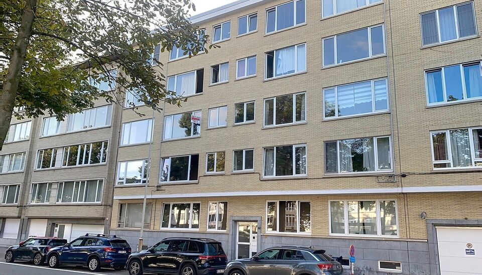 Dit appartement is ideaal gelegen aan de statige Jan Van Rijswijcklaan, één van de belangrijkste invalswegen tot het stadscentrum vanuit het zuiden. U betreedt het appartement vanuit de inkomhal (ca.12m²)  op tegelvloer, voorzien van maar liefst 3 berg