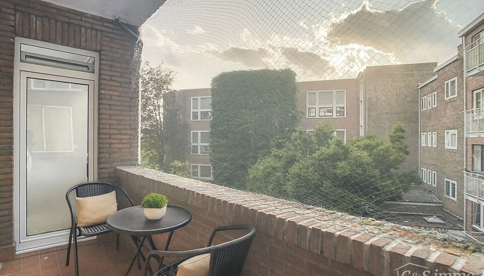 Dit appartement is ideaal gelegen aan de statige Jan Van Rijswijcklaan, één van de belangrijkste invalswegen tot het stadscentrum vanuit het zuiden. U betreedt het appartement vanuit de inkomhal (ca.12m²)  op tegelvloer, voorzien van maar liefst 3 berg