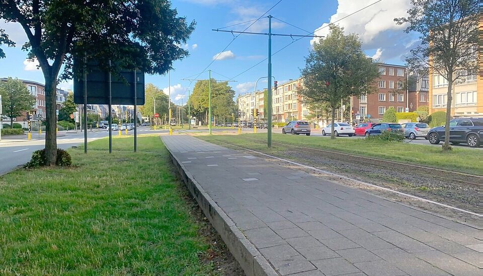 Dit appartement is ideaal gelegen aan de statige Jan Van Rijswijcklaan, één van de belangrijkste invalswegen tot het stadscentrum vanuit het zuiden. U betreedt het appartement vanuit de inkomhal (ca.12m²)  op tegelvloer, voorzien van maar liefst 3 berg