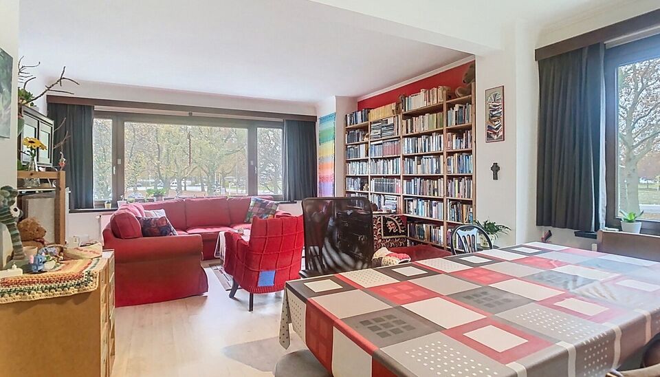 Dit hoekappartement op de eerste verdieping bevindt zich in een goed onderhouden gebouw op het Frederik Van Eedenplein te Linkeroever, een toplocatie vlak bij winkels, scholen, sportaccommodaties en openbaar vervoer. Bovendien ligt het pand aan een gezell