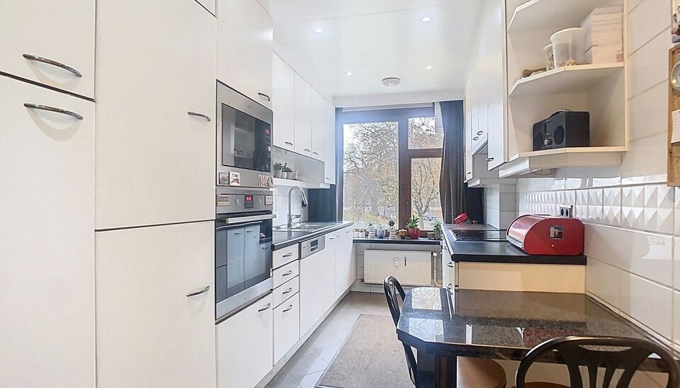 Dit hoekappartement op de eerste verdieping bevindt zich in een goed onderhouden gebouw op het Frederik Van Eedenplein te Linkeroever, een toplocatie vlak bij winkels, scholen, sportaccommodaties en openbaar vervoer. Bovendien ligt het pand aan een gezell