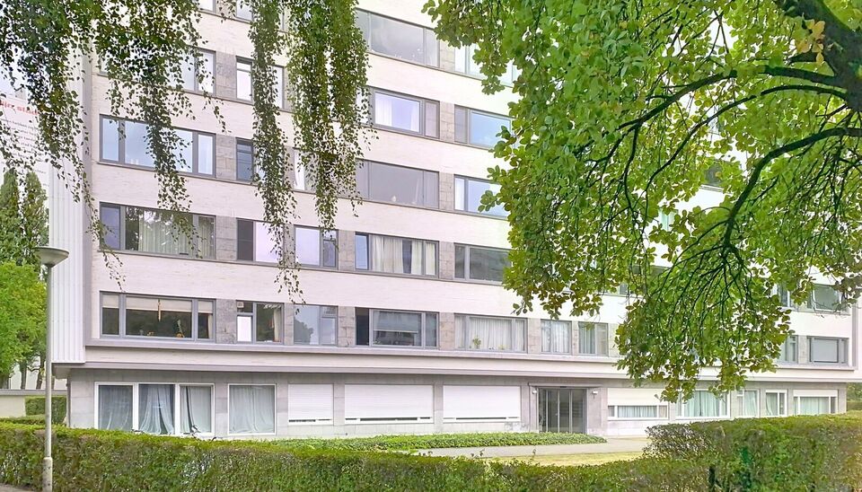 Dit hoekappartement op de eerste verdieping bevindt zich in een goed onderhouden gebouw op het Frederik Van Eedenplein te Linkeroever, een toplocatie vlak bij winkels, scholen, sportaccommodaties en openbaar vervoer. Bovendien ligt het pand aan een gezell