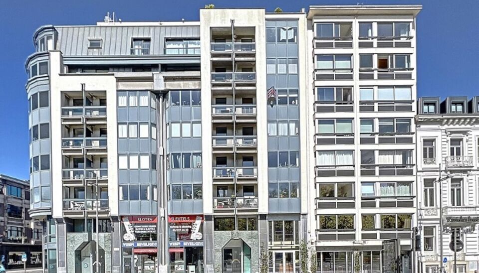 Dit unieke hoekappartement met een riant dakterras op de zesde verdieping biedt een uitzonderlijke ligging recht tegenover het oude justitiepaleis, op wandelafstand van zowel het centrum van Antwerpen als het Zuid. Dankzij de directe verbinding met de Ant