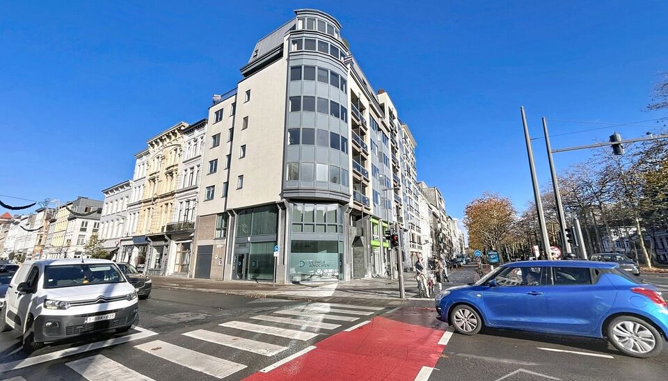 Dit unieke hoekappartement met een riant dakterras op de zesde verdieping biedt een uitzonderlijke ligging recht tegenover het oude justitiepaleis, op wandelafstand van zowel het centrum van Antwerpen als het Zuid. Dankzij de directe verbinding met de Ant