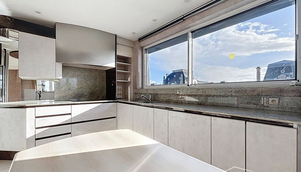 Dit unieke hoekappartement met een riant dakterras op de zesde verdieping biedt een uitzonderlijke ligging recht tegenover het oude justitiepaleis, op wandelafstand van zowel het centrum van Antwerpen als het Zuid. Dankzij de directe verbinding met de Ant