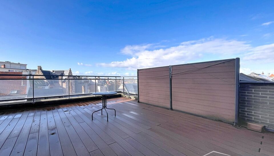 Dit unieke hoekappartement met een riant dakterras op de zesde verdieping biedt een uitzonderlijke ligging recht tegenover het oude justitiepaleis, op wandelafstand van zowel het centrum van Antwerpen als het Zuid. Dankzij de directe verbinding met de Ant