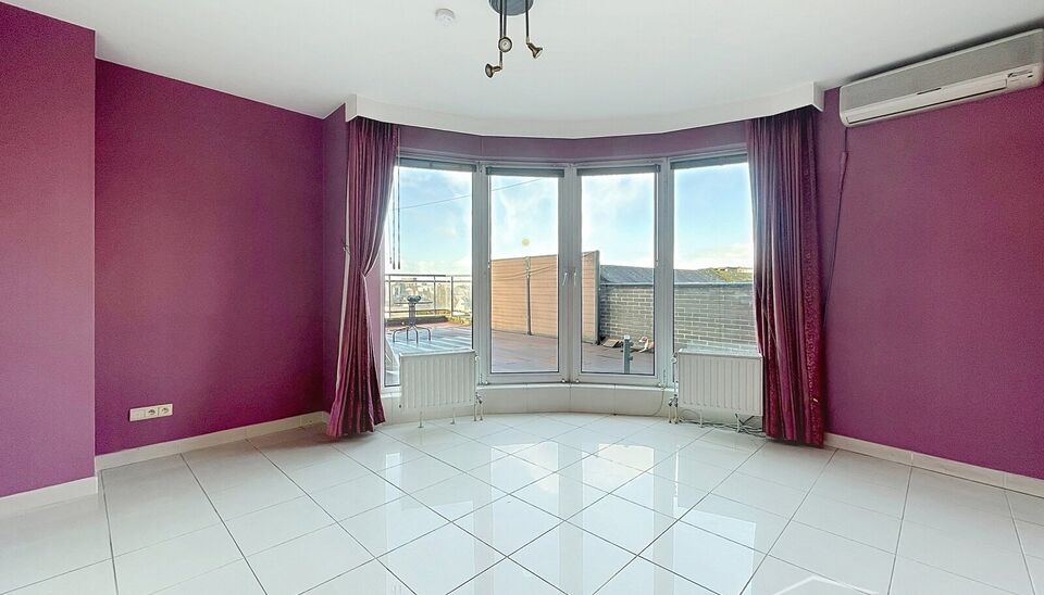 Dit unieke hoekappartement met een riant dakterras op de zesde verdieping biedt een uitzonderlijke ligging recht tegenover het oude justitiepaleis, op wandelafstand van zowel het centrum van Antwerpen als het Zuid. Dankzij de directe verbinding met de Ant