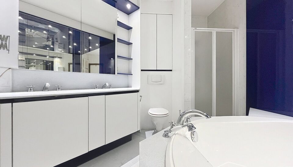 Dit unieke hoekappartement met een riant dakterras op de zesde verdieping biedt een uitzonderlijke ligging recht tegenover het oude justitiepaleis, op wandelafstand van zowel het centrum van Antwerpen als het Zuid. Dankzij de directe verbinding met de Ant