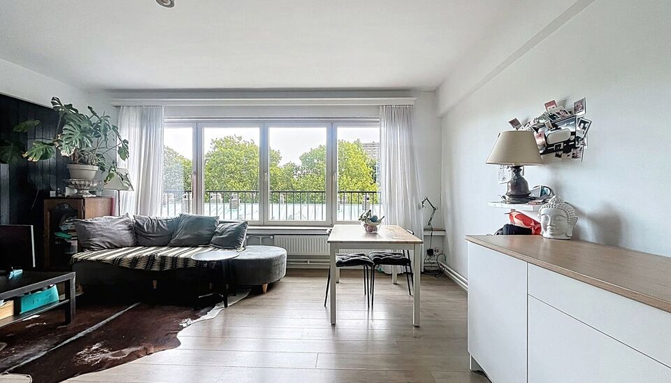 In één van de charmantste straatjes van de oude binnenstad vind je dit gerenoveerde appartement op de vierde verdieping van een kleinschalig gebouw. Je komt binnen via de inkomhal, waarna de lichte woonkamer (ca. 31 m²) meteen opvalt door het open zich