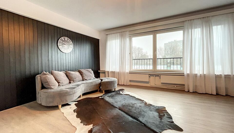 In één van de charmantste straatjes van de oude binnenstad vind je dit gerenoveerde appartement op de vierde verdieping van een kleinschalig gebouw. Je komt binnen via de inkomhal, waarna de lichte woonkamer (ca. 31 m²) meteen opvalt door het open zich