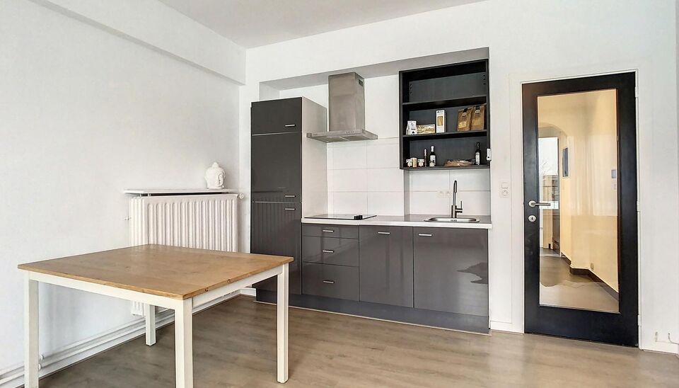 In één van de charmantste straatjes van de oude binnenstad vind je dit gerenoveerde appartement op de vierde verdieping van een kleinschalig gebouw. Je komt binnen via de inkomhal, waarna de lichte woonkamer (ca. 31 m²) meteen opvalt door het open zich