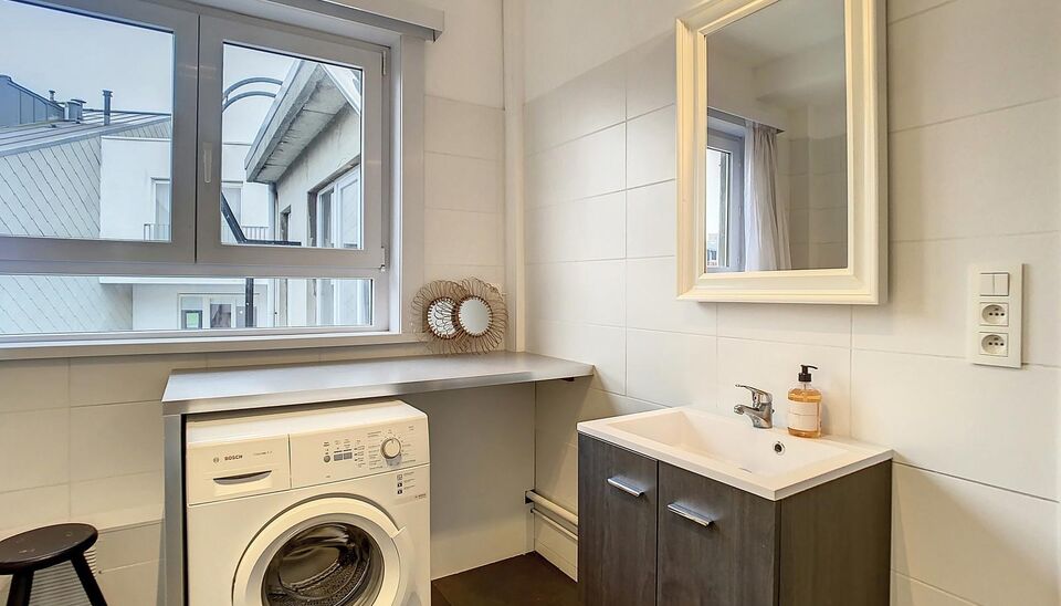 In één van de charmantste straatjes van de oude binnenstad vind je dit gerenoveerde appartement op de vierde verdieping van een kleinschalig gebouw. Je komt binnen via de inkomhal, waarna de lichte woonkamer (ca. 31 m²) meteen opvalt door het open zich