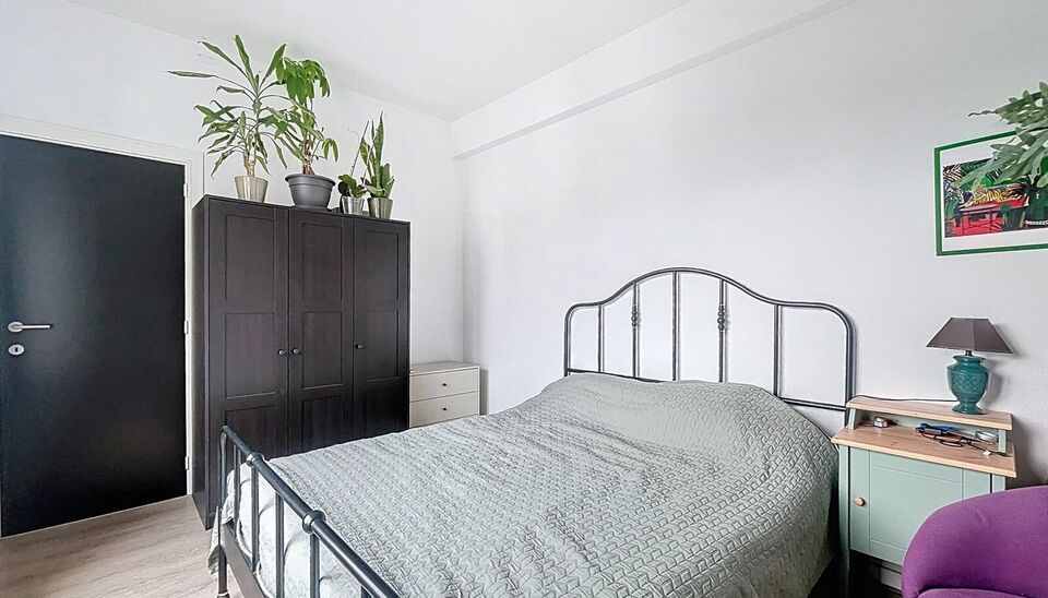 In één van de charmantste straatjes van de oude binnenstad vind je dit gerenoveerde appartement op de vierde verdieping van een kleinschalig gebouw. Je komt binnen via de inkomhal, waarna de lichte woonkamer (ca. 31 m²) meteen opvalt door het open zich