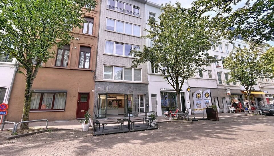 In één van de charmantste straatjes van de oude binnenstad vind je dit gerenoveerde appartement op de vierde verdieping van een kleinschalig gebouw. Je komt binnen via de inkomhal, waarna de lichte woonkamer (ca. 31 m²) meteen opvalt door het open zich