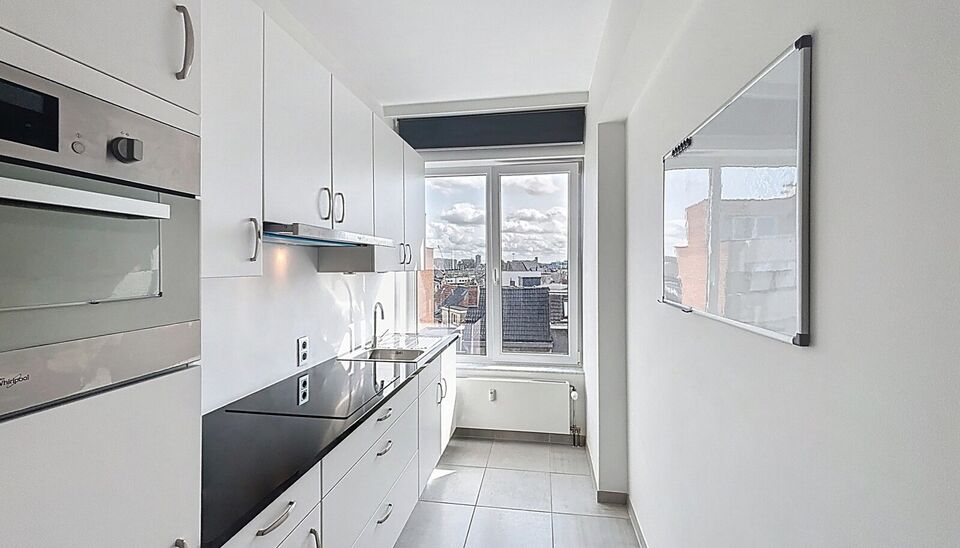 Op wandelafstand van het groene Park Spoor Noord bevindt zich dit recent gerenoveerde dakappartement.
Bij het binnenkomen tref je een inkomhal met ingebouwde kasten en aansluiting voor een wasmachine. De lichtrijke woonkamer (ca. 25 m²) met tegelvloer be