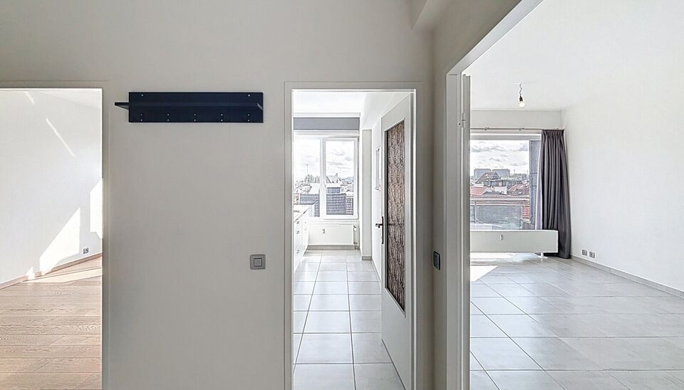 Op wandelafstand van het groene Park Spoor Noord bevindt zich dit recent gerenoveerde dakappartement.
Bij het binnenkomen tref je een inkomhal met ingebouwde kasten en aansluiting voor een wasmachine. De lichtrijke woonkamer (ca. 25 m²) met tegelvloer be