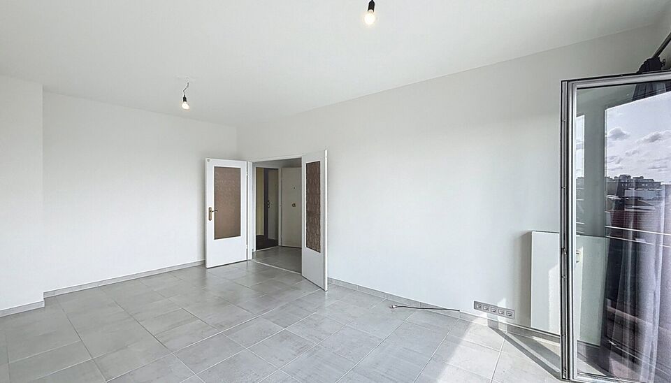 Op wandelafstand van het groene Park Spoor Noord bevindt zich dit recent gerenoveerde dakappartement.
Bij het binnenkomen tref je een inkomhal met ingebouwde kasten en aansluiting voor een wasmachine. De lichtrijke woonkamer (ca. 25 m²) met tegelvloer be