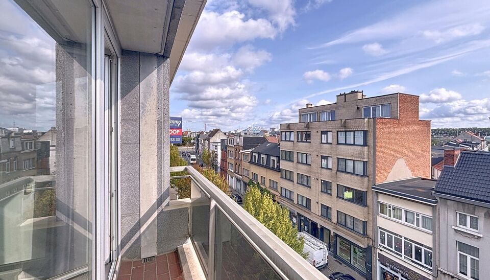 Op wandelafstand van het groene Park Spoor Noord bevindt zich dit recent gerenoveerde dakappartement.
Bij het binnenkomen tref je een inkomhal met ingebouwde kasten en aansluiting voor een wasmachine. De lichtrijke woonkamer (ca. 25 m²) met tegelvloer be