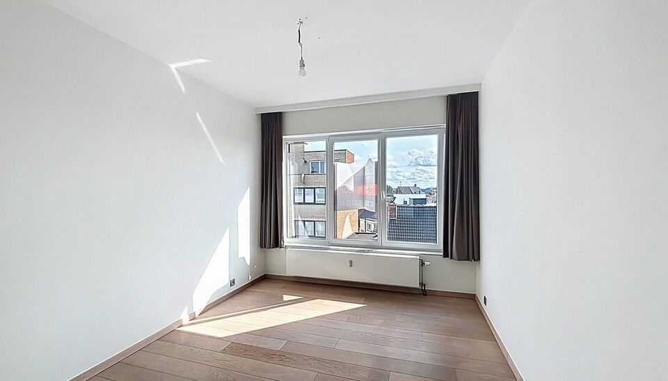 Op wandelafstand van het groene Park Spoor Noord bevindt zich dit recent gerenoveerde dakappartement.
Bij het binnenkomen tref je een inkomhal met ingebouwde kasten en aansluiting voor een wasmachine. De lichtrijke woonkamer (ca. 25 m²) met tegelvloer be