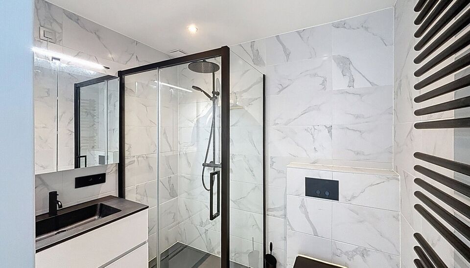 Op wandelafstand van het groene Park Spoor Noord bevindt zich dit recent gerenoveerde dakappartement.
Bij het binnenkomen tref je een inkomhal met ingebouwde kasten en aansluiting voor een wasmachine. De lichtrijke woonkamer (ca. 25 m²) met tegelvloer be