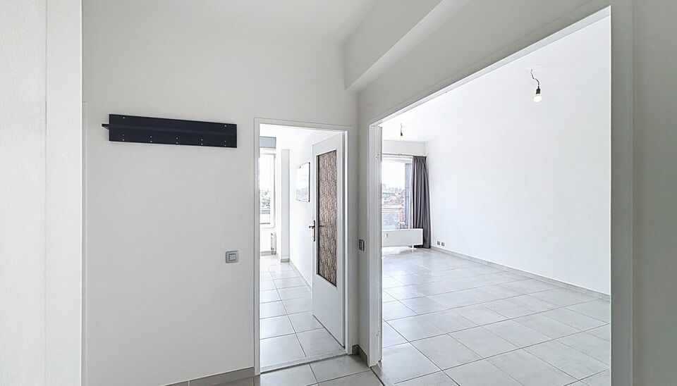 Op wandelafstand van het groene Park Spoor Noord bevindt zich dit recent gerenoveerde dakappartement.
Bij het binnenkomen tref je een inkomhal met ingebouwde kasten en aansluiting voor een wasmachine. De lichtrijke woonkamer (ca. 25 m²) met tegelvloer be