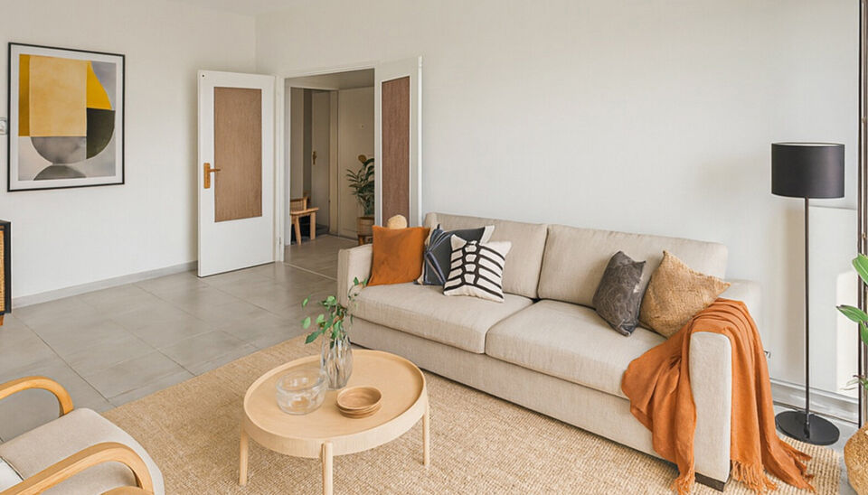 Op wandelafstand van het groene Park Spoor Noord bevindt zich dit recent gerenoveerde dakappartement.
Bij het binnenkomen tref je een inkomhal met ingebouwde kasten en aansluiting voor een wasmachine. De lichtrijke woonkamer (ca. 25 m&sup2;) met tegelvloer be