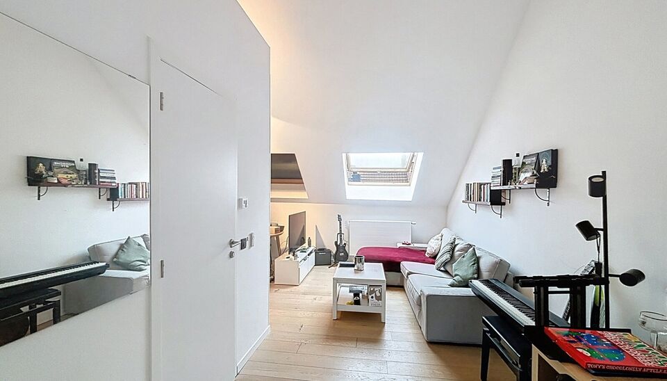 Ontdek dit verzorgd één slaapkamer dakappartement, ideaal voor de investeerder/eindgebruiker. Het appartement is voorzien van verschillende praktische upgrades, waaronder vernieuwde ramen met dubbel glas, elektrische rolluiken en kwalitatieve afwerkinge