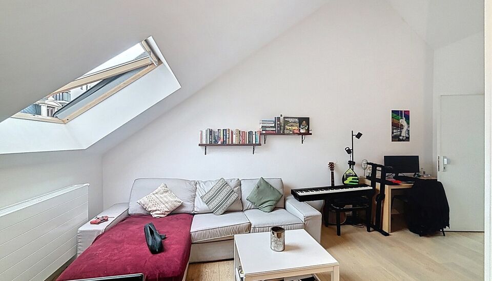 Ontdek dit verzorgd één slaapkamer dakappartement, ideaal voor de investeerder/eindgebruiker. Het appartement is voorzien van verschillende praktische upgrades, waaronder vernieuwde ramen met dubbel glas, elektrische rolluiken en kwalitatieve afwerkinge