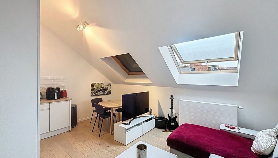 Ontdek dit verzorgd één slaapkamer dakappartement, ideaal voor de investeerder/eindgebruiker. Het appartement is voorzien van verschillende praktische upgrades, waaronder vernieuwde ramen met dubbel glas, elektrische rolluiken en kwalitatieve afwerkinge