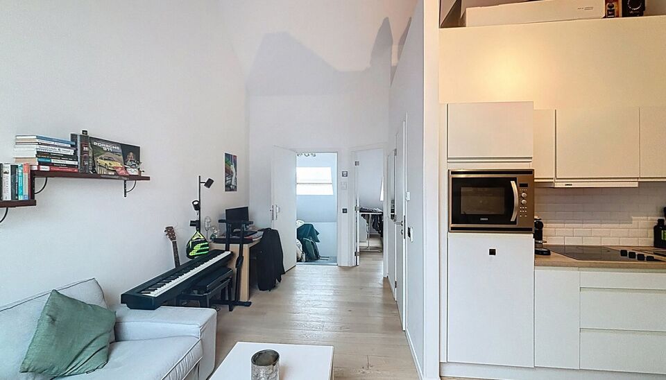 Ontdek dit verzorgd één slaapkamer dakappartement, ideaal voor de investeerder/eindgebruiker. Het appartement is voorzien van verschillende praktische upgrades, waaronder vernieuwde ramen met dubbel glas, elektrische rolluiken en kwalitatieve afwerkinge