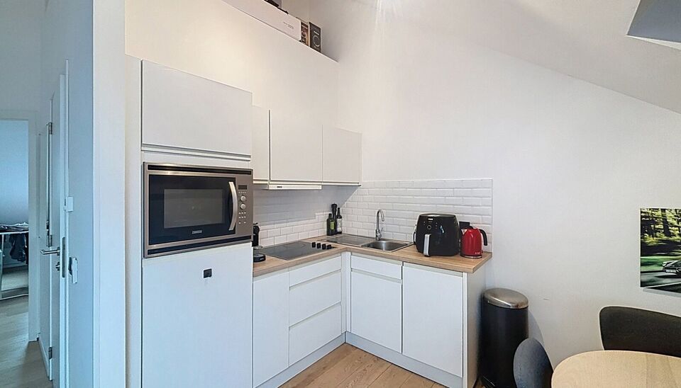 Ontdek dit verzorgd één slaapkamer dakappartement, ideaal voor de investeerder/eindgebruiker. Het appartement is voorzien van verschillende praktische upgrades, waaronder vernieuwde ramen met dubbel glas, elektrische rolluiken en kwalitatieve afwerkinge