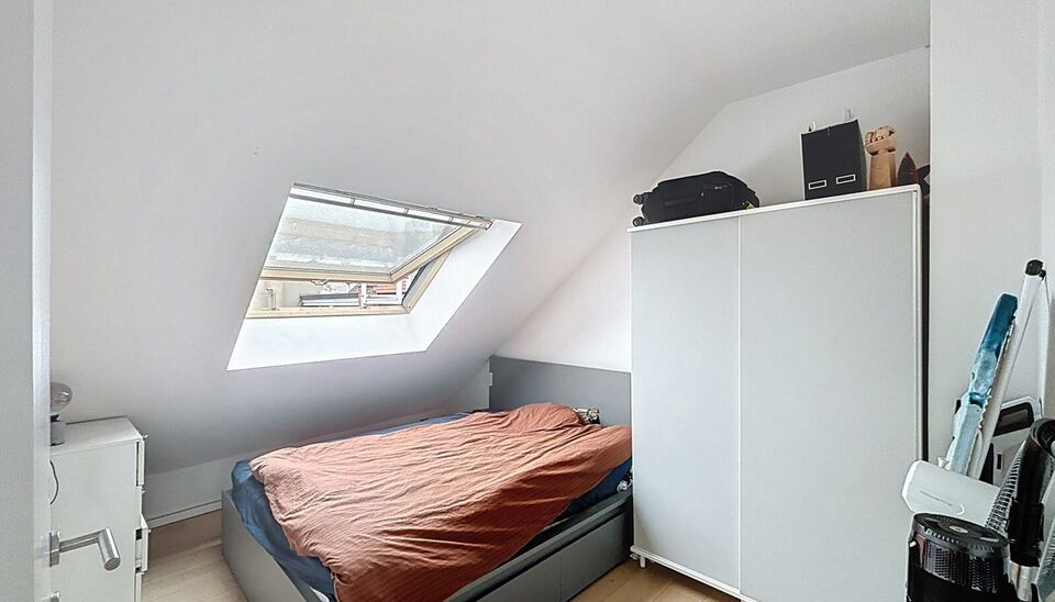 Ontdek dit verzorgd één slaapkamer dakappartement, ideaal voor de investeerder/eindgebruiker. Het appartement is voorzien van verschillende praktische upgrades, waaronder vernieuwde ramen met dubbel glas, elektrische rolluiken en kwalitatieve afwerkinge